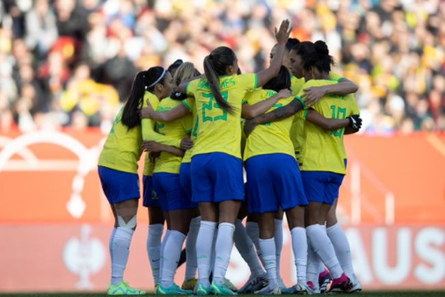 Brasileiras comemoram gol do Brasil - Foto: Tha&iacute;s Magalh&atilde;es/CBF
