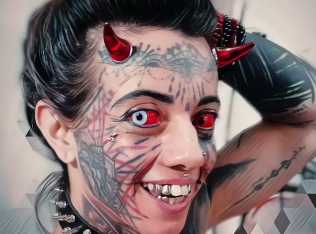 Carol Praddo era auxiliar administrativa antes das mudan&ccedil;as corporais- Foto: Reprodu&ccedil;&atilde;o