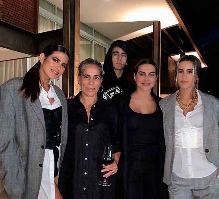 Atriz reunida com os filhos 