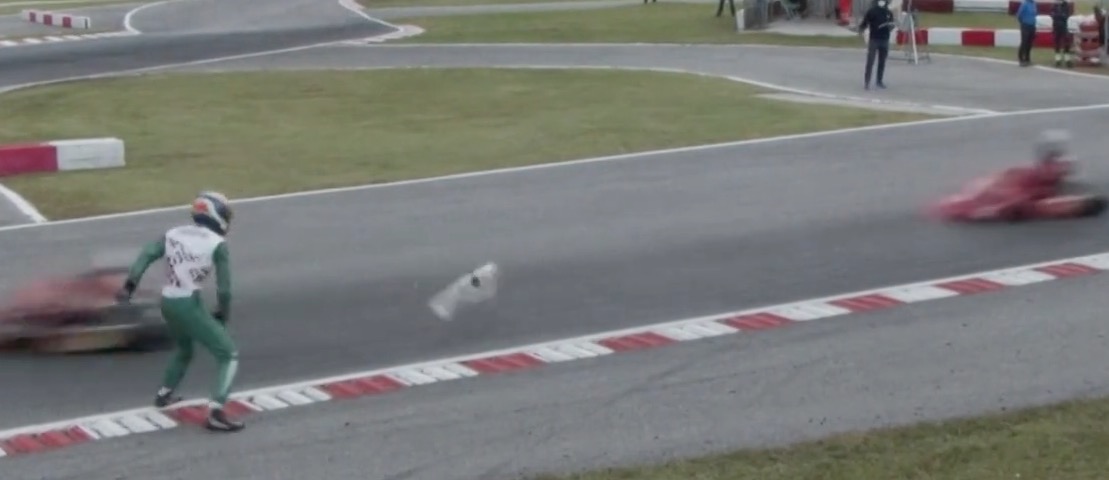 Piloto joga peda&ccedil;o de para-choque no rival