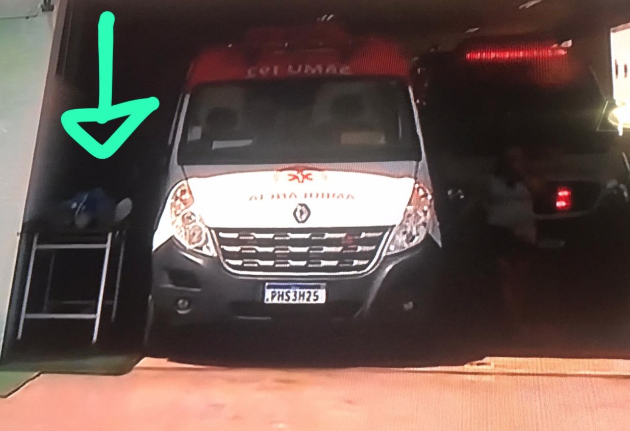 Idoso guardando ser atendido na tenda de triagem