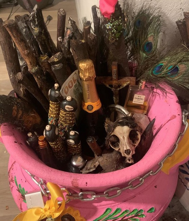 Caldeir&atilde;o com diversos objetos - Foto: Reprodu&ccedil;&atilde;o/ Instagram