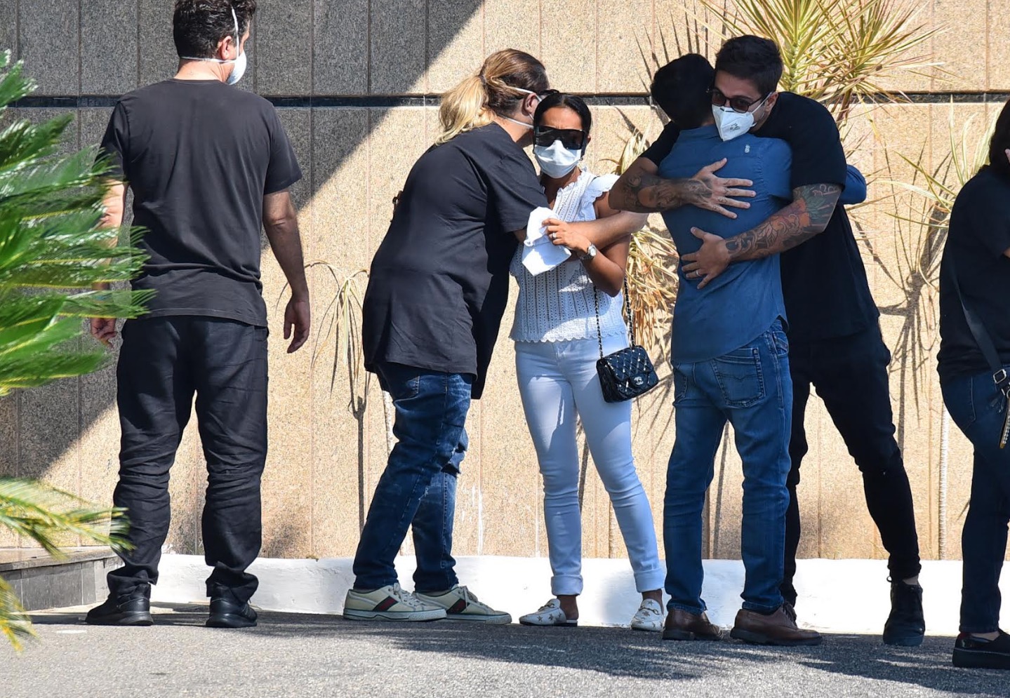 Marcus Majella e Samantha Schumtz se abra&ccedil;am - Foto: Marcelo S&aacute; Barreto / Agnews