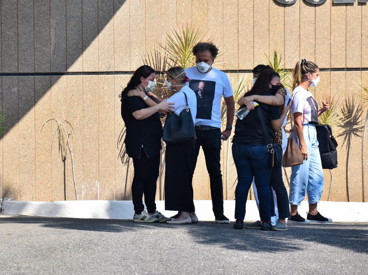 Helo&iacute;sa Periss&eacute; consolando a irm&atilde; de Paulo Gustavo - Foto: Marcelo S&aacute; Barreto / Agnews