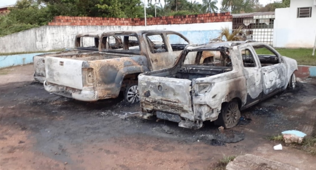 Viaturas foram destru&iacute;das - Foto: Divulga&ccedil;&atilde;o