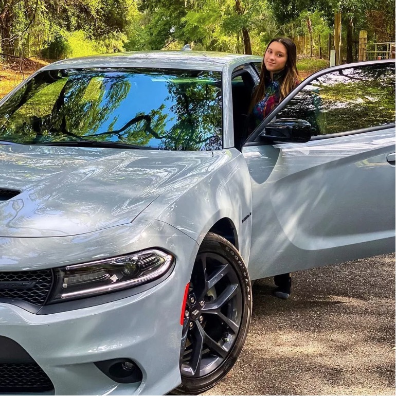 Sofia com o carro modelo Dodge Charger - Foto: Reprodu&ccedil;&atilde;o Instagram