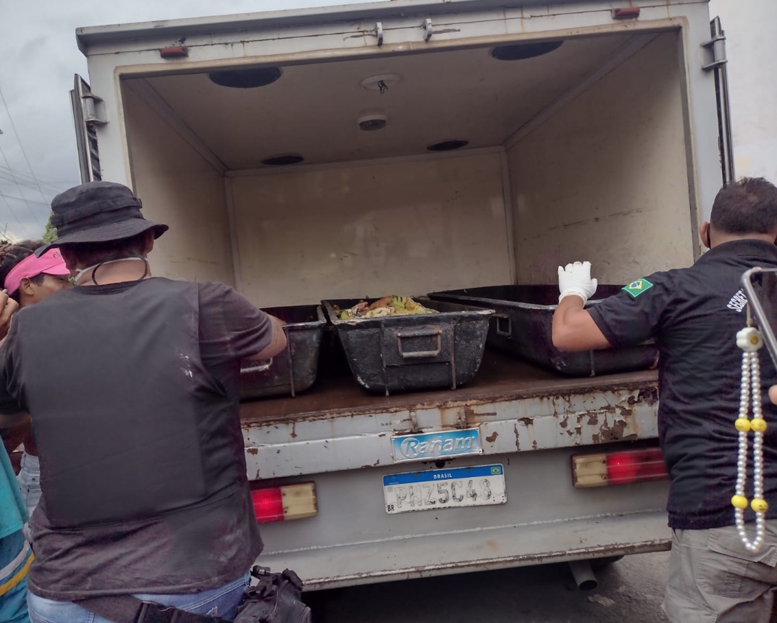 Corpos sendo removidos para o IML - Foto: Caio Guarlotte/Portal do Holanda