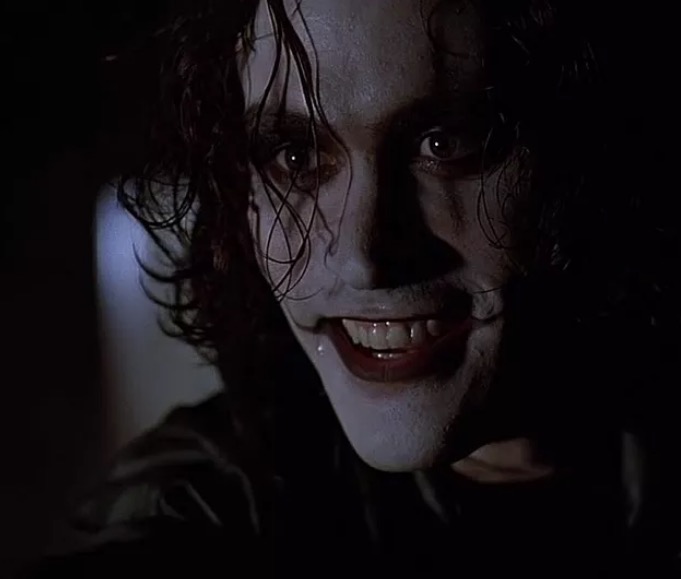 Brandon Lee em cena do filme O Corvo - Foto Divulga&ccedil;&atilde;o