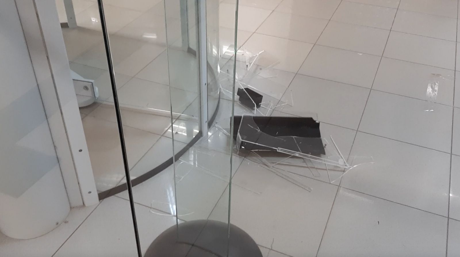 O suspeito quebrou o acr&iacute;lico da porta girat&oacute;ria - Foto: Divulga&ccedil;&atilde;o