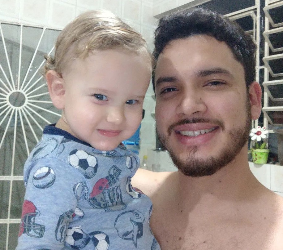 Sol Petrus, marido de Eva, com o filho Ethan, de 1 ano - Foto: Reprodu&ccedil;&atilde;o Instagram
