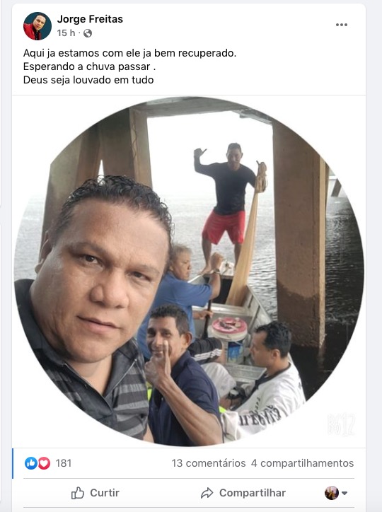 Eles ficaram abrigados debaixo da ponte esperando a chuva enfraquecer - Foto: reprodu&ccedil;&atilde;o Facebook