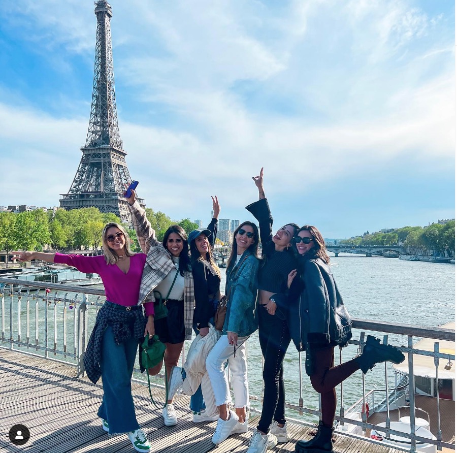 Bruna com as amigas na Torre Eiffel - Foto: Reprodu&ccedil;&atilde;o Instagram