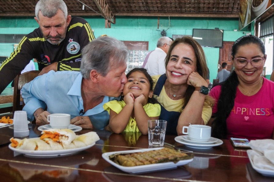 Arthur no caf&eacute; da manh&atilde; em Rio Preto da Eva - Foto: Divulga&ccedil;&atilde;o