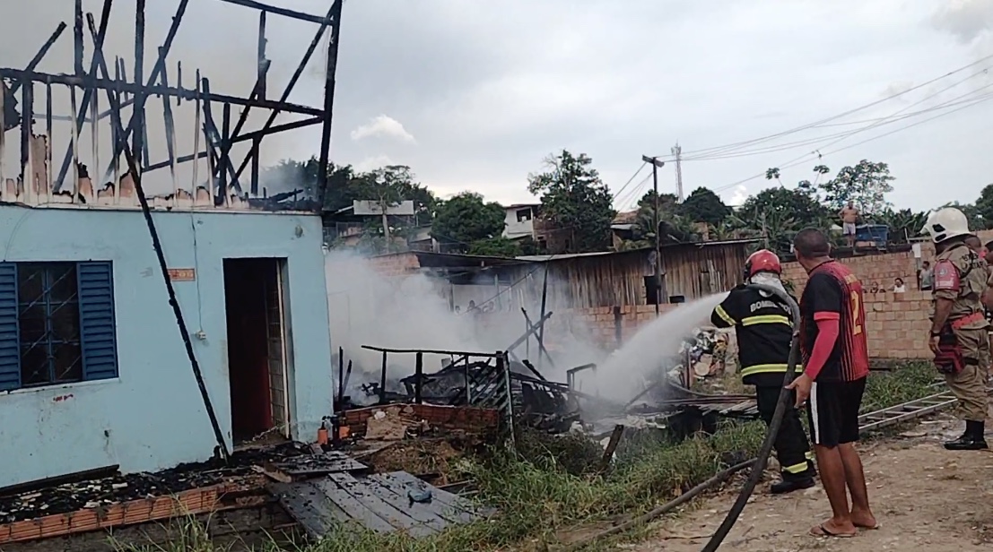 Casa de um vizinho foi atingida pelo fogo / Foto: Jander Robson / Portal do Holanda
