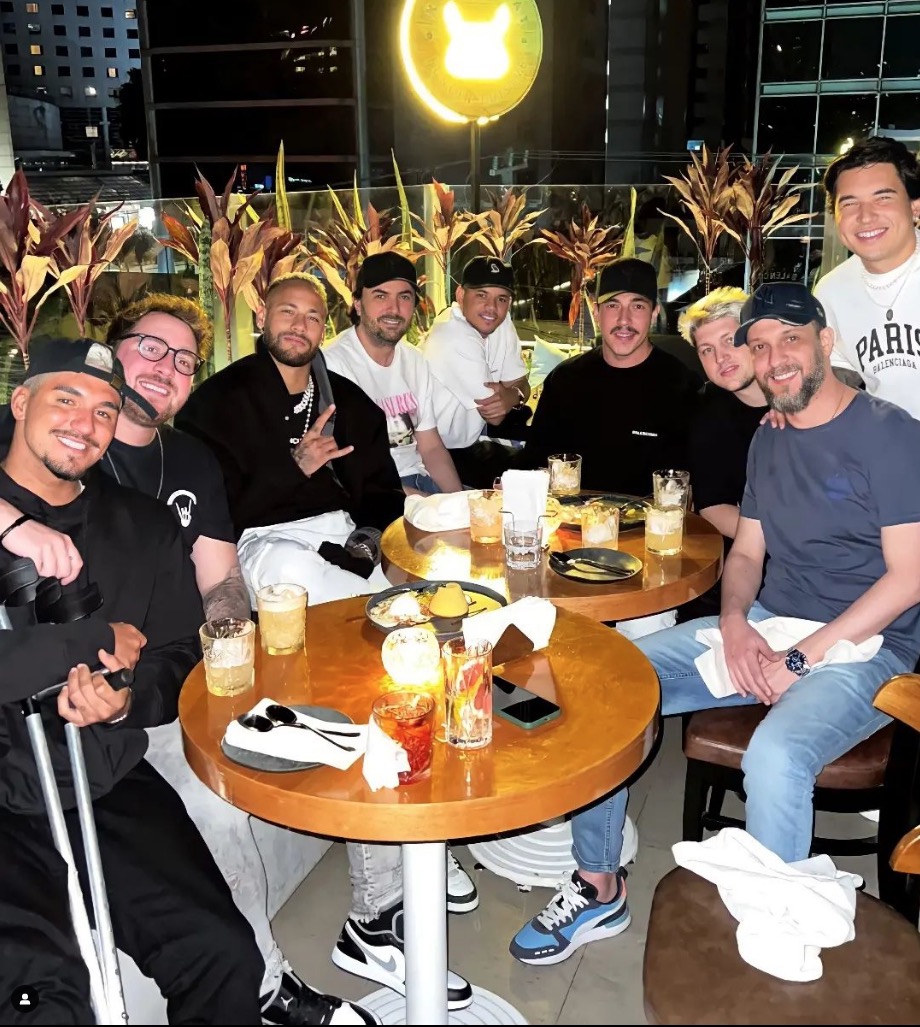 Neymar sem alian&ccedil;a em jantar com Medina e amigos - Foto: Reprodu&ccedil;&atilde;o Instagram