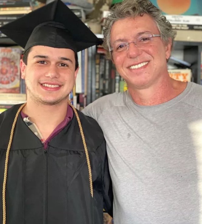 Pedro com o pai em sua formatura em 2019 - Foto: Reprodu&ccedil;&atilde;o/Instagram