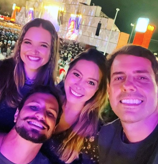 Juliana Paiva com Danilo Partezani e amigos - Foto: Reprodu&ccedil;&atilde;o/Instagram