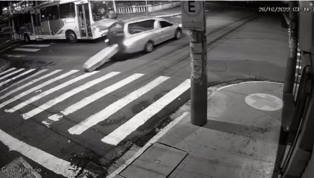 Momento em que o carro funer&aacute;rio deixa o caix&atilde;o cair / Reprodu&ccedil;&atilde;o