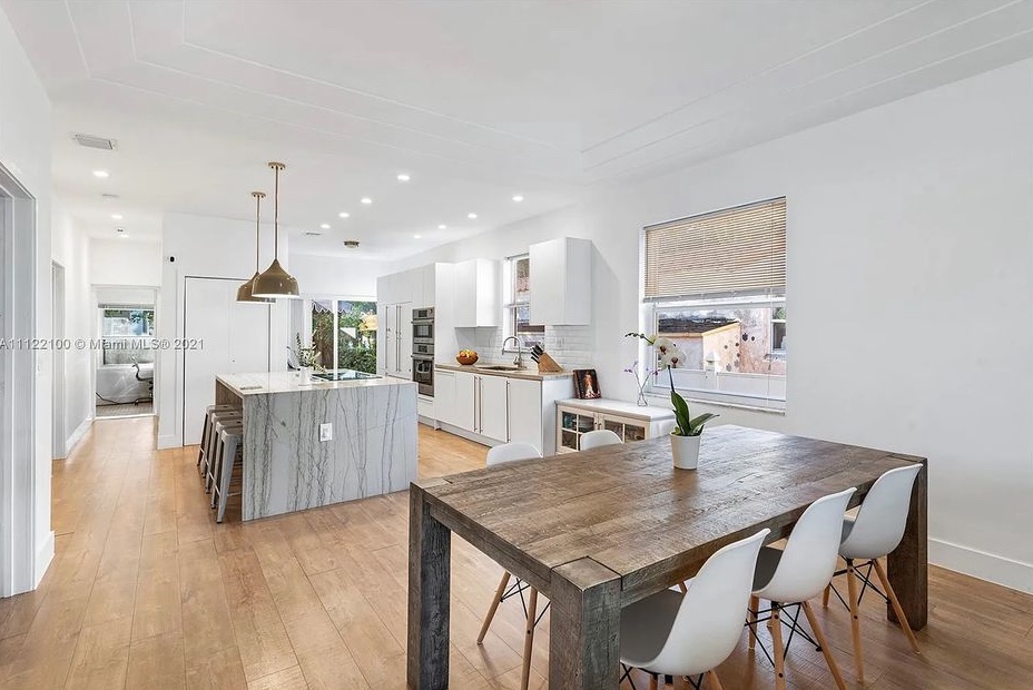 Nova casa de Gisele B&uuml;ndchen tem balc&atilde;o de m&aacute;rmore no centro da cozinha. Foto: Zillow