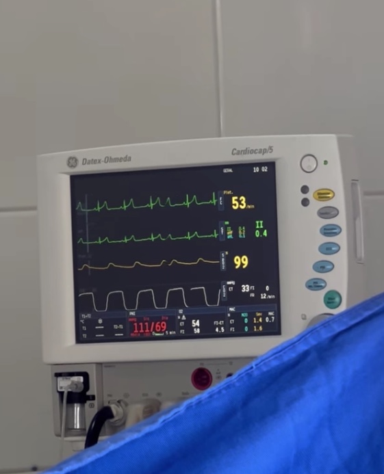 Antes da anestesia, MC Cabelinho fez ajustes para preparar o desenho. 