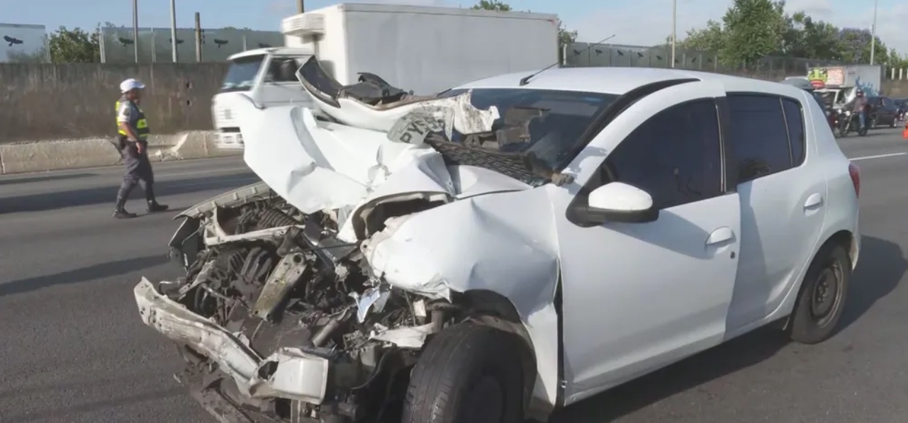 Carro do motorista que atropelou v&iacute;tima na Marginal Pinheiros &mdash; Foto: Reprodu&ccedil;&atilde;o/TV Globo