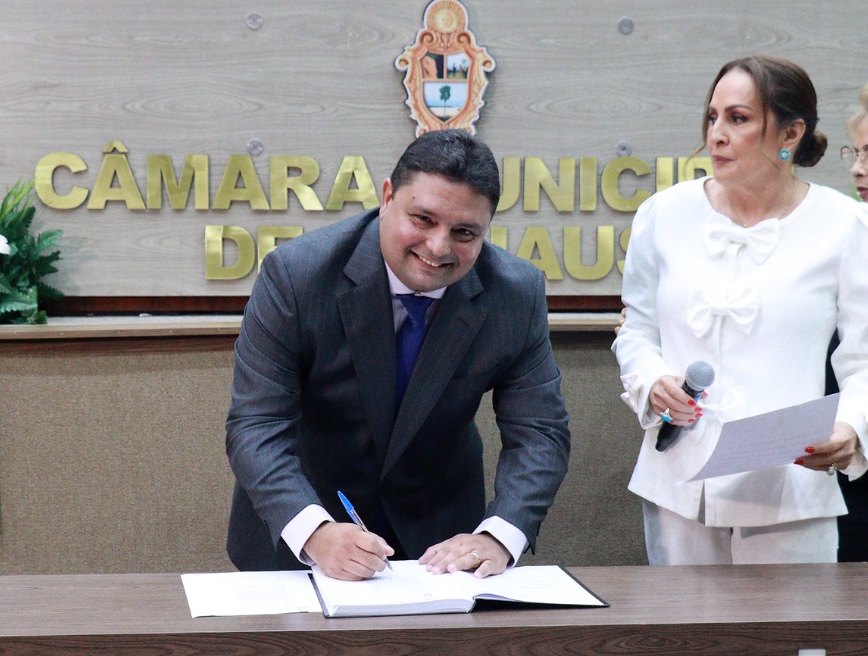 Vereador Caio Andr&eacute; registrando assinatura de posse em novo livro Foto: Robervaldo Rocha/CMM