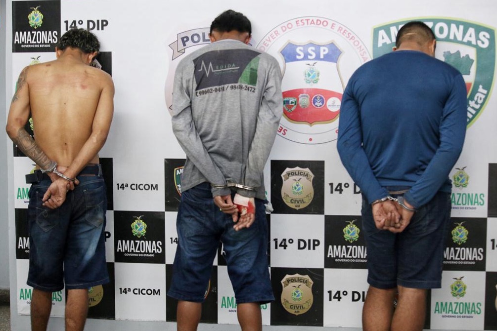 O rapaz da esquerda estava comprando drogas; o do meio, "Peixinho", fazia seguran&ccedil;a do "Pesadelo" que est&aacute; na direita - Foto: Jander Robson / Portal do Holanda