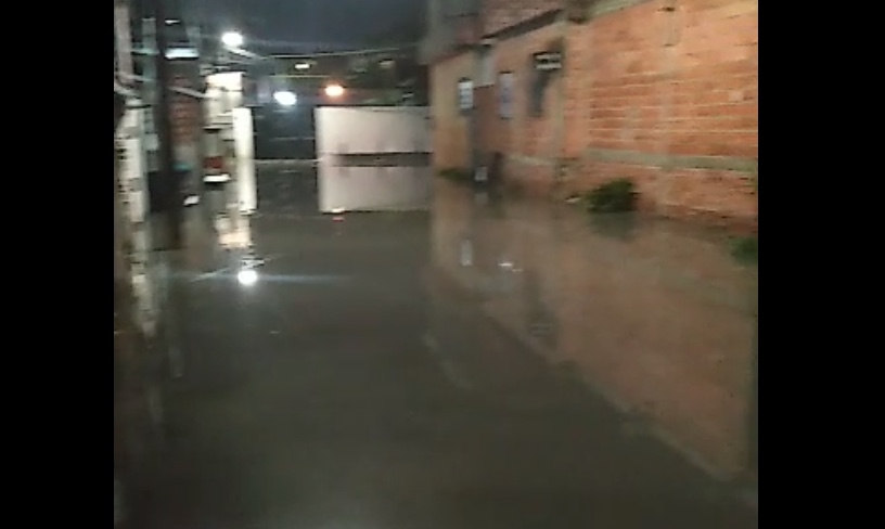 Horas ap&oacute;s a chuva a rua continuou alagada