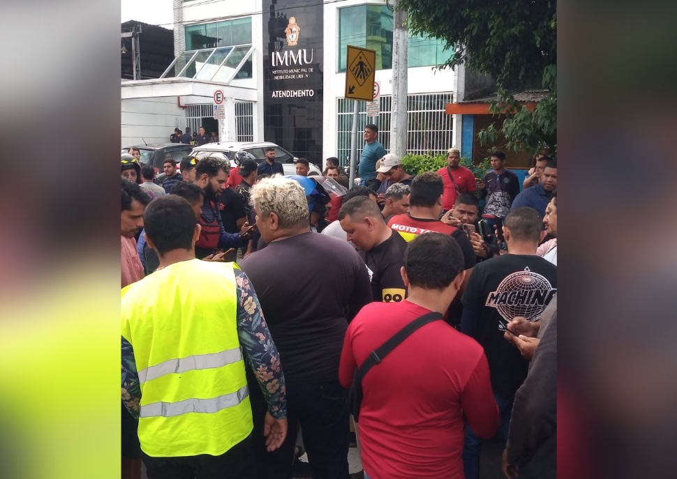 Motociclistas por app tamb&eacute;m protestaram em frente ao IMMU - Foto cedida por Gabriel Vieira
