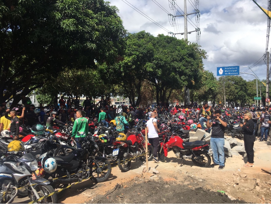 Motociclista fecharam avenida Brasil, em frente a Prefeitura de Manaus - Foto: Jander Robson / Portal do Holanda