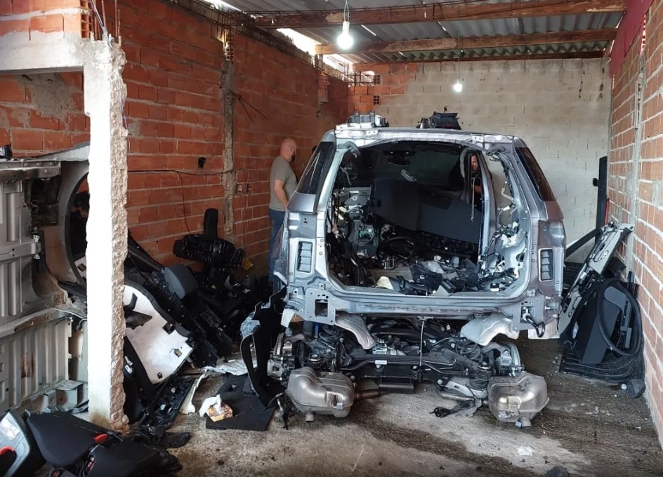 Carro de P&eacute;ricles encontrado desmanchado - Foto: Pol&iacute;cia Militar/Divulga&ccedil;&atilde;o 