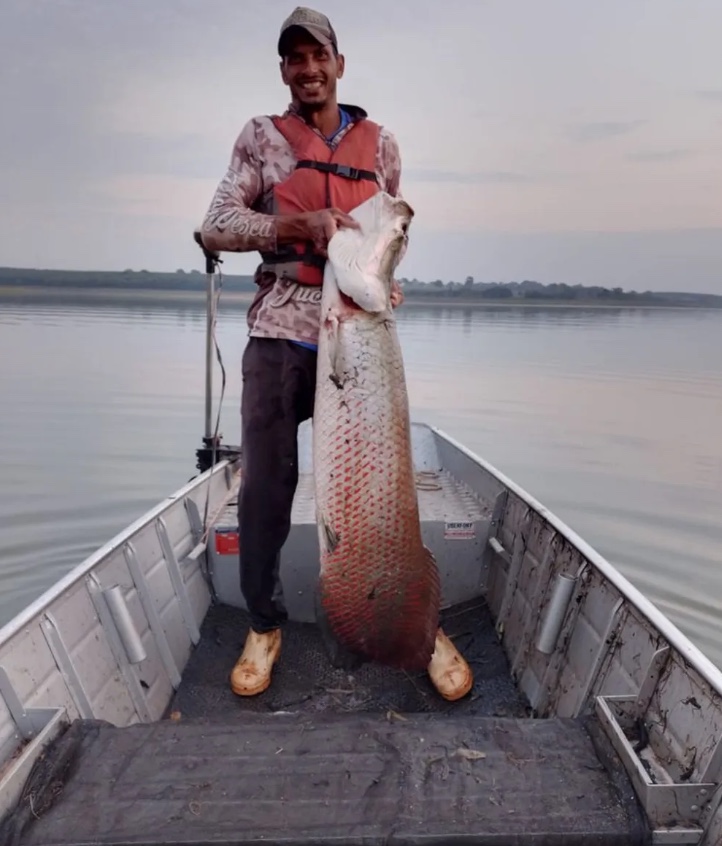 Izael Gon&ccedil;alves com pirarucu pescado no rio Grande &mdash; Foto: Arquivo Pessoal