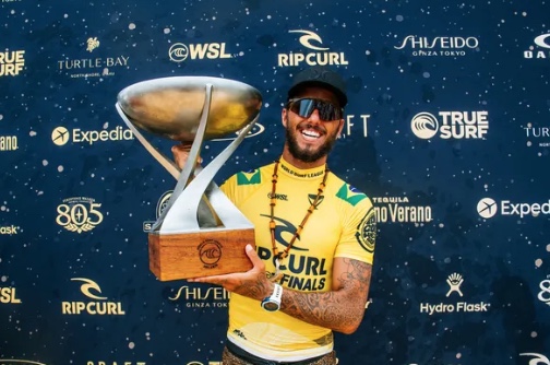 Filipe Toledo com o trof&eacute;u de campe&atilde;o mundial 2022 &mdash; Foto: Thiago Diz/World Surf League