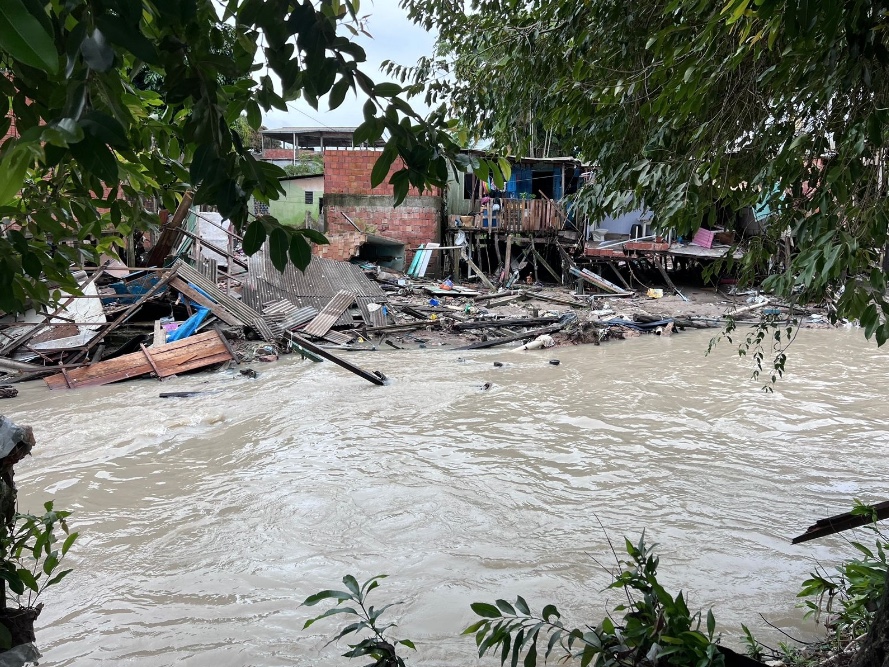 Casas destru&iacute;das no igarap&eacute; do 40, no Japiim. - Foto: Divulga&ccedil;&atilde;o