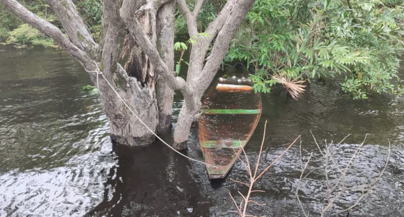 Canoa que Maria deixou amarrada em uma &aacute;rvore foi encontrada. - Foto: Divulga&ccedil;&atilde;o