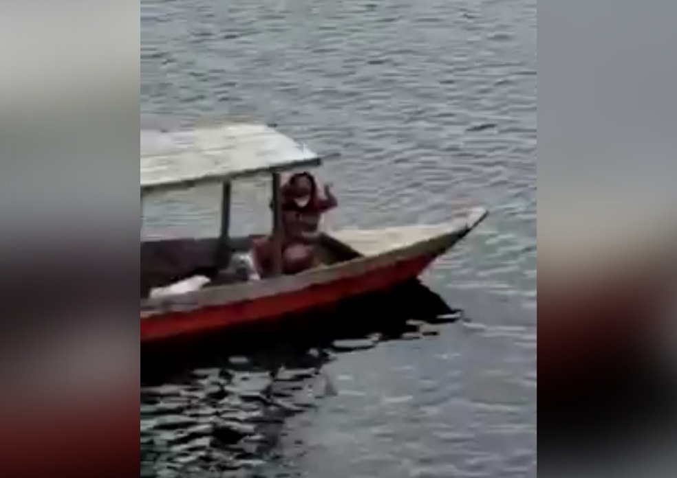 Momento em que pescadora foi encontrada pela Marinha - Foto: Reprodu&ccedil;&atilde;o