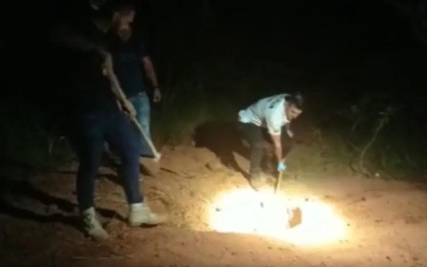 Pol&iacute;cia encontra corpos enterrados em covas &mdash; Foto: PC-GO