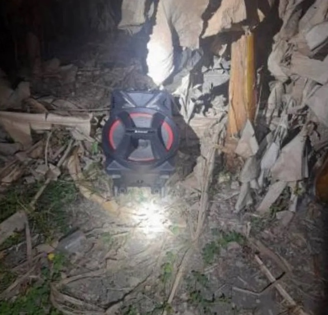 Uma caixa de som foi encontrada ao lado de um bananal na resid&ecirc;ncia dos pais do suspeito &mdash; Foto: Divulga&ccedil;&atilde;o/PMRR