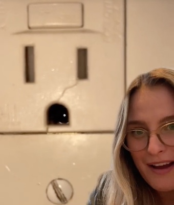 C&acirc;mera estava escondida dentro de tomada desativada em banheiro de AirBnb / Foto: Reprodu&ccedil;&atilde;o / Tiktok / Kennedy