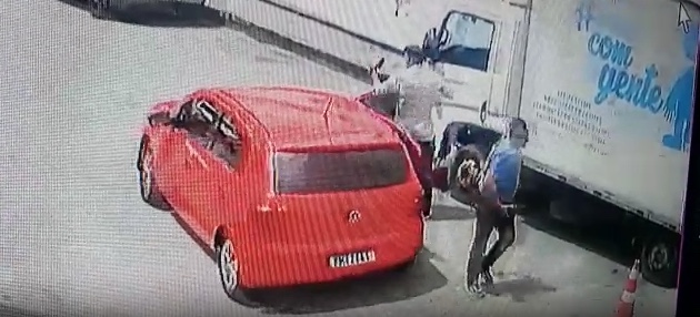 Terceiro suspeito aguardava em um carro Volkswagen, modelo Gol, de cor vermelha / Foto: Reprodu&ccedil;&atilde;o de v&iacute;deo