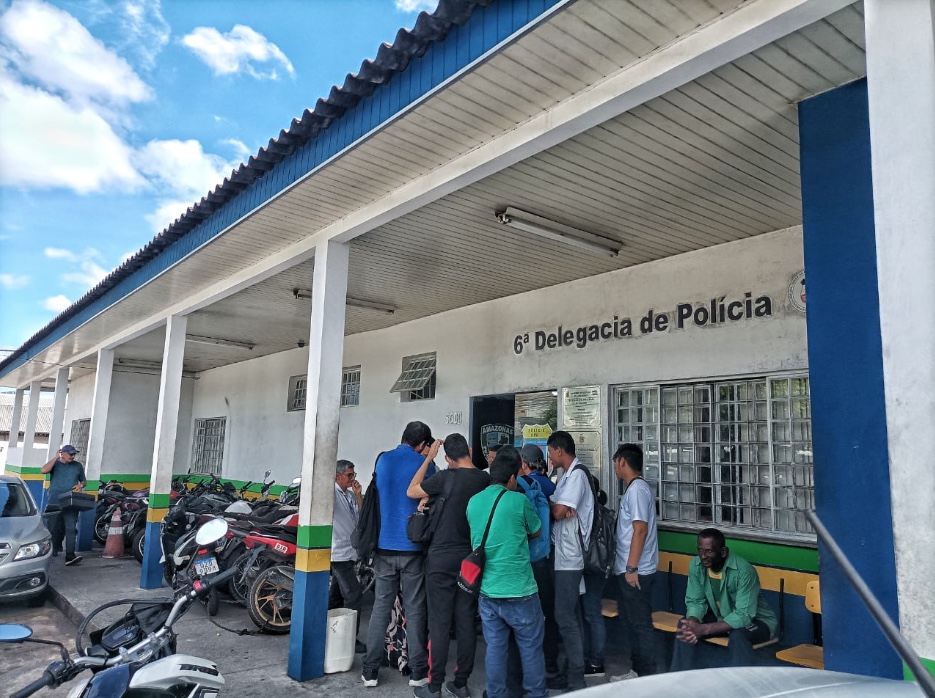 V&iacute;timas registrando a ocorr&ecirc;ncia no 6&ordm; DIP. - Foto: Jander Robson / Portal do Holanda