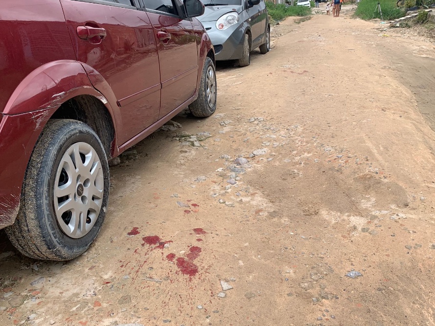 Ferido, Jos&eacute; se arrastou por cerca de 60 metros. - Foto: CaIo Guarlotte / Portal do Holanda