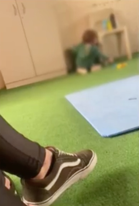 Mulher grita com menina de 1 ano / Foto: Reprodu&ccedil;&atilde;o / TV Globo