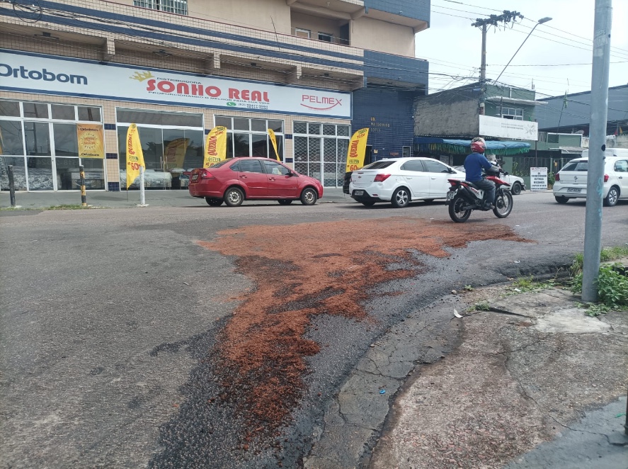 &Oacute;leo ficou derramado na pista e agentes de tr&acirc;nsito jogaram p&oacute; de cerra para evitar outros acidentes. - Foto: Jander Robson / Portal do Holanda