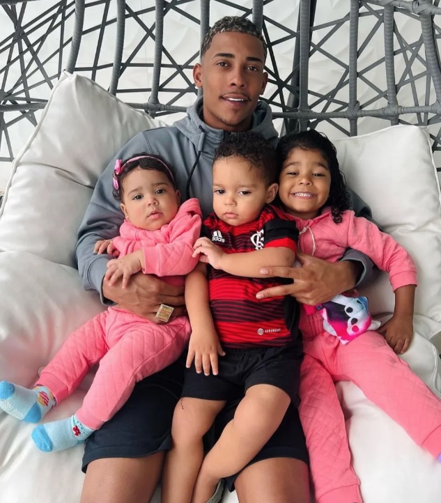 Poze com os 3 filhos - Foto: Reprodu&ccedil;&atilde;o/Instagram