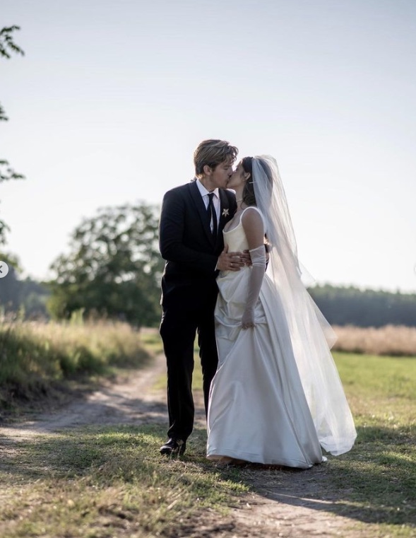 Dylan Sprouse e Barbara Palvin - Foto: @thereduster/VogueMagazine 