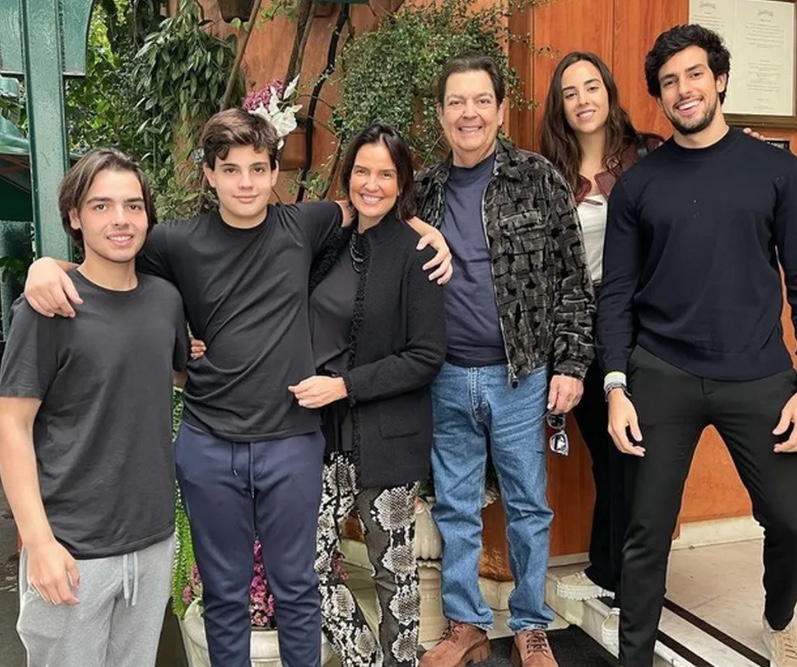 Da esquerda para direita: filhos de Faust&atilde;o, o apresentador e a esposa, e a filha primog&ecirc;nita, Lara, acompanhada do namorado.