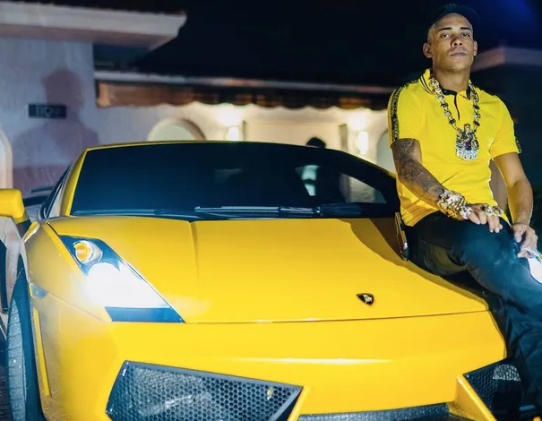 Poze ostentando carro de R$ 1 milh&atilde;o em Miami em 2022 - Foto: Reprodu&ccedil;&atilde;o/Instagram