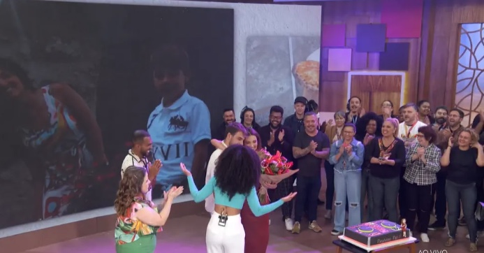 Equipe do 'Encontro' parabeniza Patr&iacute;cia Poeta - Imagem: TV Globo