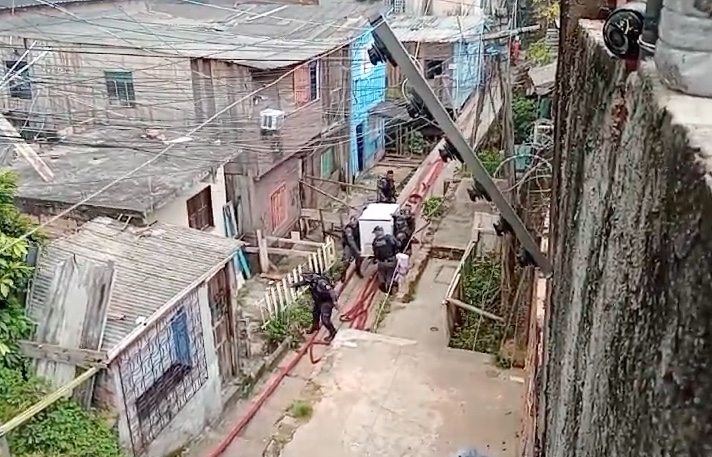 Policiais Militares carregam freezer de morador afetado pelo inc&ecirc;ndio / Foto: Jander Robson / Portal do holanda